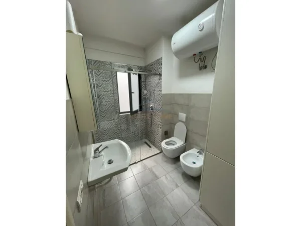 Tirane, jepet me qera apartament 1+1 Kati 4, 600 € (Rruga Nexho Konomi)