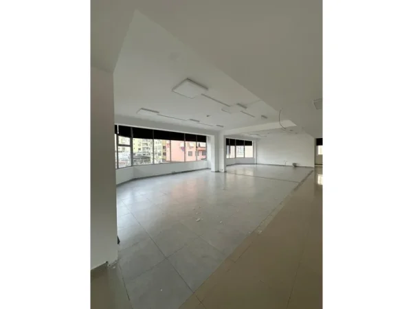 Tirane, jepet me qera ambjent biznesi , 1.340 m² 13.400 € (Godine 4-Kateshe, Rruga e Kavajes, Tirane.)
