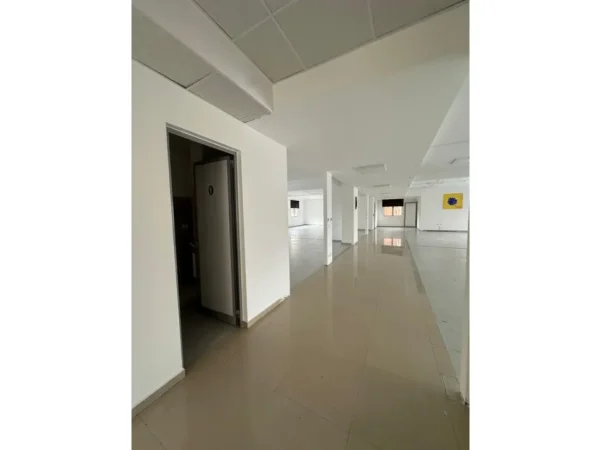 Tirane, jepet me qera ambjent biznesi , 1.340 m² 13.400 € (Godine 4-Kateshe, Rruga e Kavajes, Tirane.)