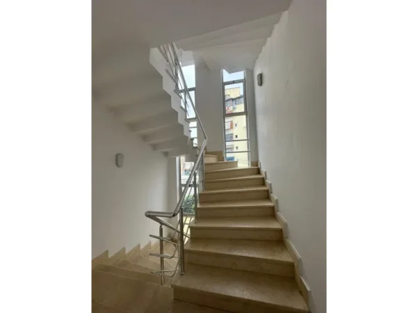 Tirane, jepet me qera ambjent biznesi , 1.340 m² 13.400 € (Godine 4-Kateshe, Rruga e Kavajes, Tirane.)