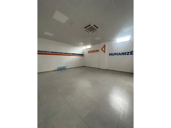 Tirane, jepet me qera ambjent biznesi , 1.340 m² 13.400 € (Godine 4-Kateshe, Rruga e Kavajes, Tirane.)