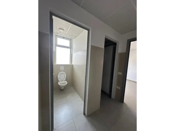 Tirane, jepet me qera ambjent biznesi , 1.340 m² 13.400 € (Godine 4-Kateshe, Rruga e Kavajes, Tirane.)