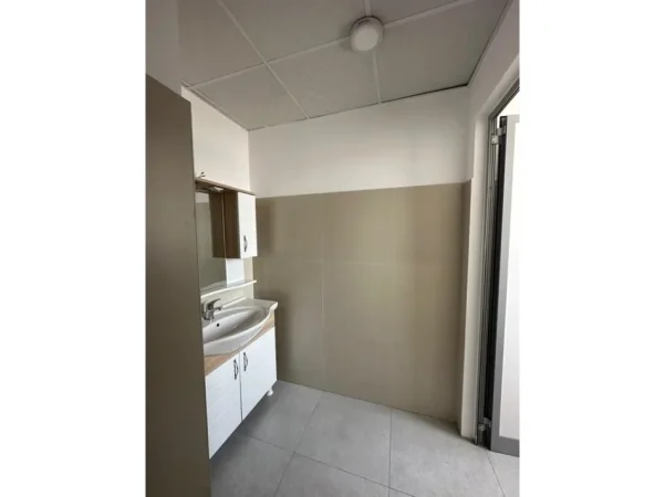 Tirane, jepet me qera ambjent biznesi , 1.340 m² 13.400 € (Godine 4-Kateshe, Rruga e Kavajes, Tirane.)