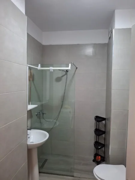 Tirane, jepet me qera apartament 2+1+Ballkon Kati 4, 90 m² 700 € 