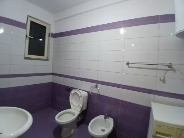 Tirane, jepet me qera apartament 1+1+Ballkon Kati 1, 68 m² 420 €