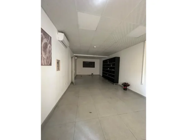 Tirane, jepet me qera ambjent biznesi Kati 0, 1.340 m² 1.340 € (Rruga e Kavajes)