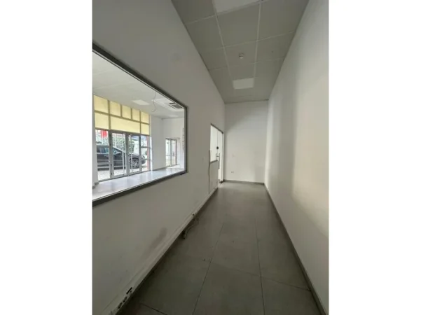 Tirane, jepet me qera ambjent biznesi Kati 0, 1.340 m² 1.340 € (Rruga e Kavajes)