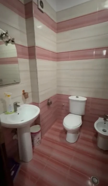 Tirane, jepet me qera apartament 1+1+Ballkon Kati 7, 70 m² 400 € 