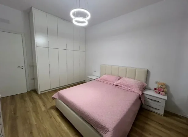 Tirane, jepet me qera apartament 1+1 Kati 4, 70 m² 650 € (Fusha e Aviacionit)