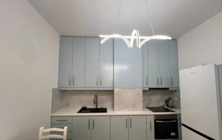 Tirane, jepet me qera apartament 1+1 Kati 4, 70 m² 650 € (Fusha e Aviacionit)