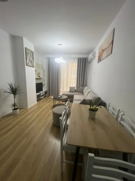 Tirane, jepet me qera apartament 1+1 Kati 4, 70 m² 650 € (Fusha e Aviacionit)