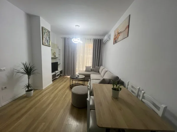 Tirane, jepet me qera apartament 1+1 Kati 4, 70 m² 650 € (Fusha e Aviacionit)