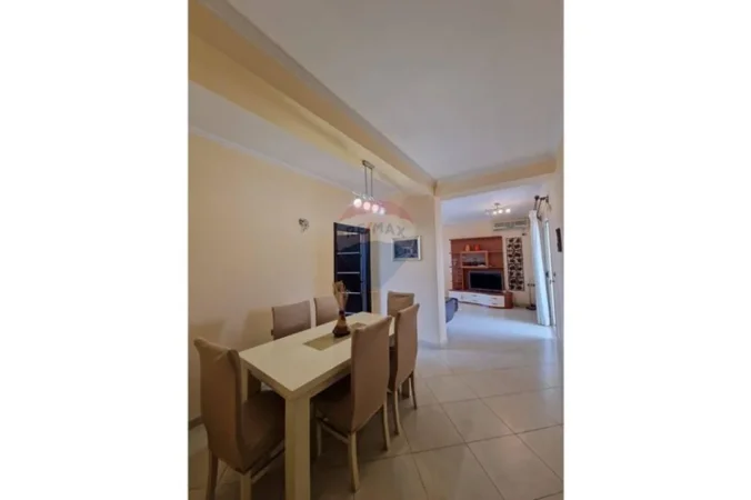 Vlore, jepet me qera apartament 4+1 Kati 7, 120 m² 700 € (Rruga Misto Melo, Vlore)