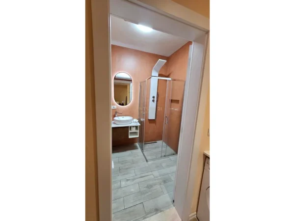 Tirane, jepet me qera apartament 1+1+Ballkon Kati 4, 90 m² 700 € (tek usluga)