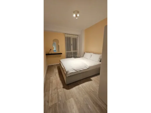 Tirane, jepet me qera apartament 1+1+Ballkon Kati 4, 90 m² 700 € (tek usluga)
