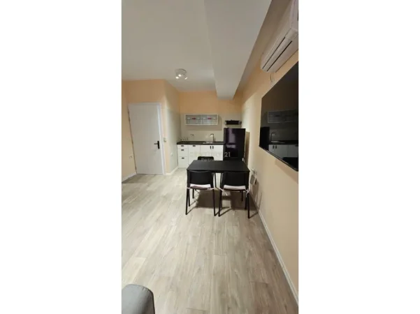 Tirane, jepet me qera apartament 1+1+Ballkon Kati 4, 90 m² 700 € (tek usluga)