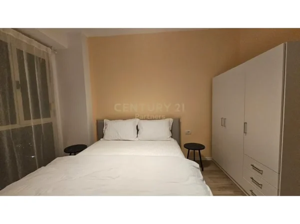 Tirane, jepet me qera apartament 1+1+Ballkon Kati 4, 90 m² 700 € (tek usluga)