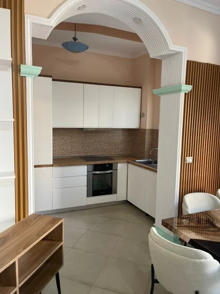 Tirane, jepet me qera apartament 1+1+Ballkon Kati 2, 60 m² 600 € (Selvia /Rr. e Saraceve)