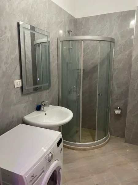 Tirane, jepet me qera apartament 1+1+Ballkon Kati 2, 60 m² 600 € (Selvia /Rr. e Saraceve)