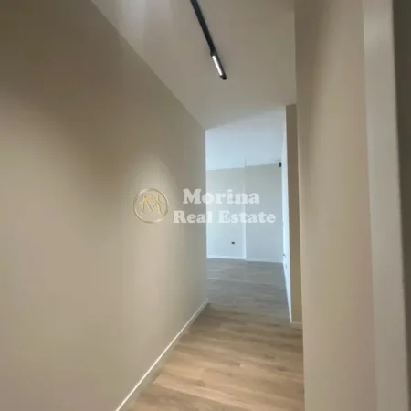 Tirane, jepet me qera ambjent biznesi Kati 9, 130 m² 800 € (Rruga Mine Peza)