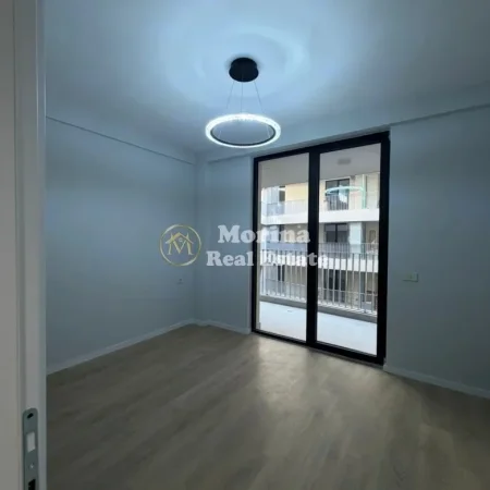 Tirane, jepet me qera ambjent biznesi Kati 8, 130 m² 800 € (Rruga Mine Peza)