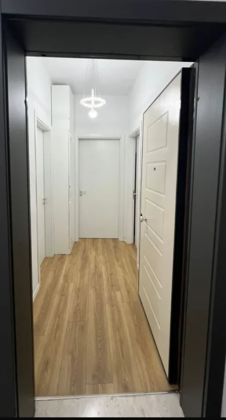 Tirane, jepet me qera apartament 1+1+Ballkon Kati 4, 70 m² 600 € (ish fusha aviacioit)