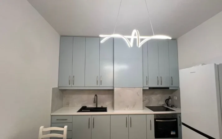 Tirane, jepet me qera apartament 1+1+Ballkon Kati 4, 70 m² 600 € (ish fusha aviacioit)