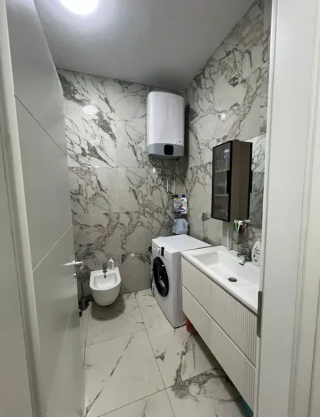 Tirane, jepet me qera apartament 1+1+Ballkon Kati 4, 70 m² 600 € (ish fusha aviacioit)
