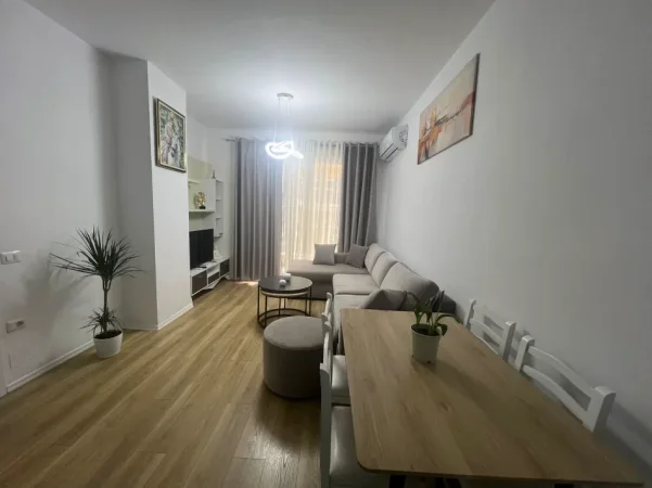 Tirane, jepet me qera apartament 1+1+Ballkon Kati 4, 70 m² 600 € (ish fusha aviacioit)