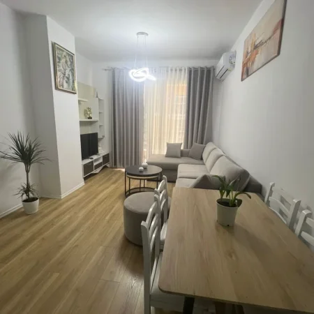 Tirane, jepet me qera apartament 1+1+Ballkon Kati 4, 70 m² 600 € (ish fusha aviacioit)
