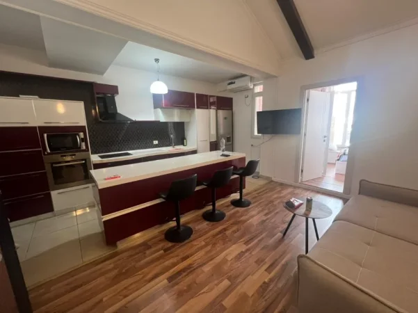 jepet me qera apartament 1+1 Kati 7, 90 m² 550 € (Rruga rrapo hekali)