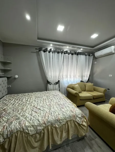 Tirane, jepet me qera Garsonier, Mobiluar,Kati 6, 42 m², Çmimi 350 € (Pranë Casa Italia, Terminali, Tiranë)