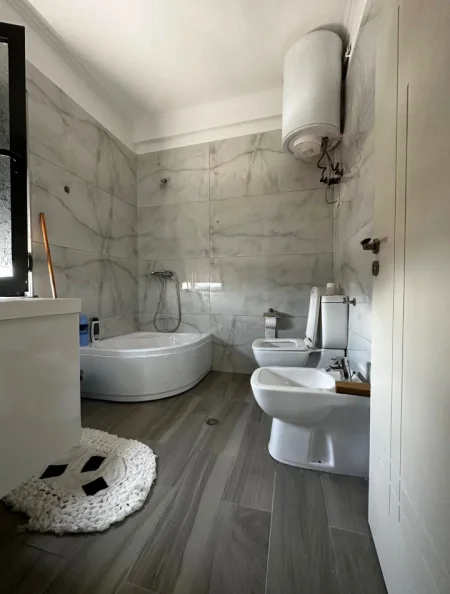 Tirane, jepet me qera Garsonier, Mobiluar,Kati 6, 42 m², Çmimi 350 € (Pranë Casa Italia, Terminali, Tiranë)