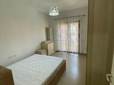 Tirane, jepet me qera apartament 1+1 Kati 4, 73 m² 600 € (UNAZA E RE)