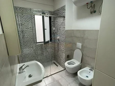 Tirane, jepet me qera apartament 1+1 Kati 4, 73 m² 600 € (UNAZA E RE)
