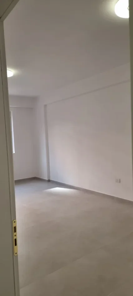 Tirane, jepet me qera apartament 1+1 Kati 1, 65 m² 400 € 