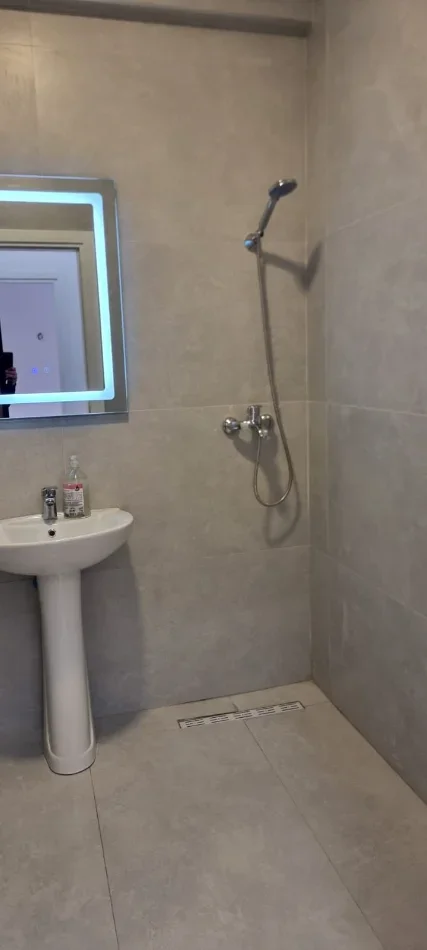 Tirane, jepet me qera apartament 1+1 Kati 1, 65 m² 400 € 