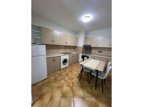 Tirane, jepet me qera apartament 1+1 Kati 4, 72 m² 650 € (sami frasheri blloku)