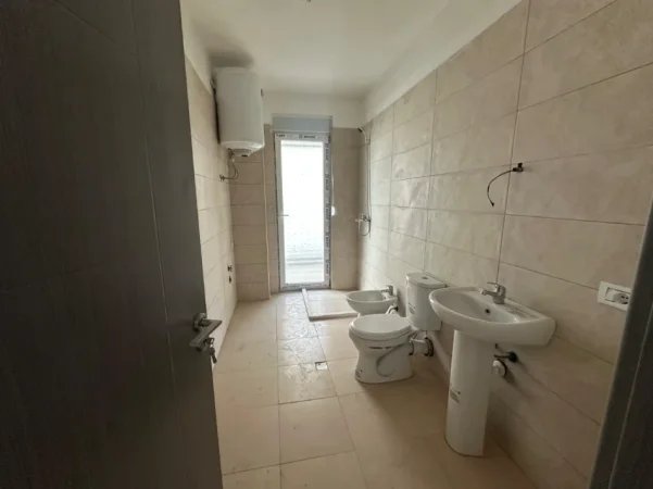 Tirane, jepet me qera apartament 2+1+Ballkon Kati 3, 100 m² 450 € (rruga 5 maji)