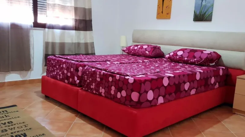 Tirane, jepet me qera apartament 1+1 Kati 2, 