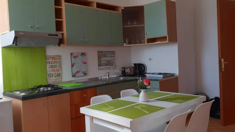 Tirane, jepet me qera apartament 1+1 Kati 2, 