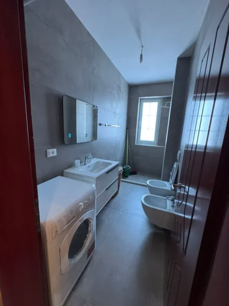 Tirane, jepet me qera apartament 3+1+Aneks+Ballkon Kati 8, 145 m² 900 € (STACIONI I FUNDIT I TIRANES SE RE)