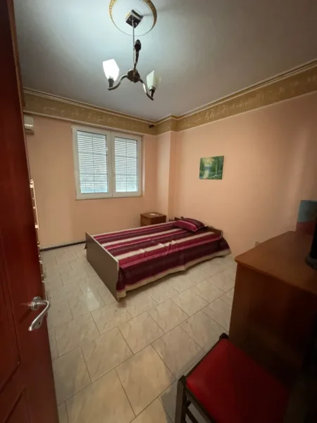 Tirane, jepet me qera apartament 3+1+Aneks+Ballkon Kati 8, 145 m² 900 € (STACIONI I FUNDIT I TIRANES SE RE)