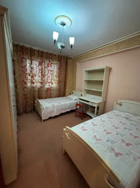 Tirane, jepet me qera apartament 3+1+Aneks+Ballkon Kati 8, 145 m² 900 € (STACIONI I FUNDIT I TIRANES SE RE)