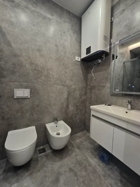 Tirane, jepet me qera apartament 1+1 Kati 1, 122 m² 1.500 € (Mine Peza)