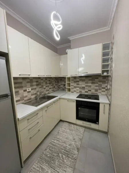 Tirane, jepet me qera apartament 1+1 Kati 5, 60 m² 450 € (ASTIR)