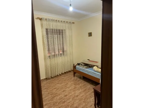 Tirane, jepet me qera apartament 3+1 Kati 2, 85 m² 500 € 