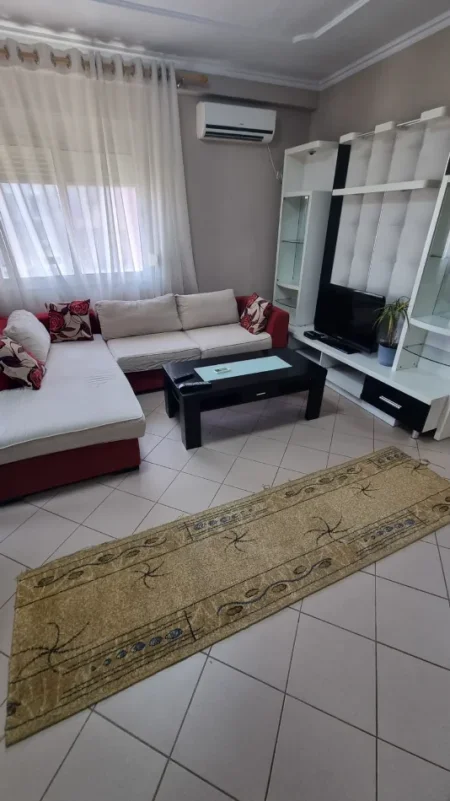 Jepet me Qera Apartament 1+1 tek Rruga e Durresit