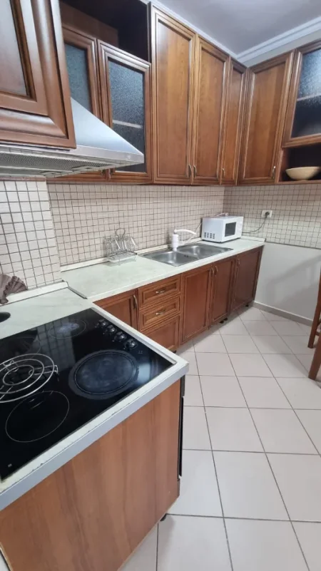 Jepet me Qera Apartament 1+1 tek Rruga e Durresit