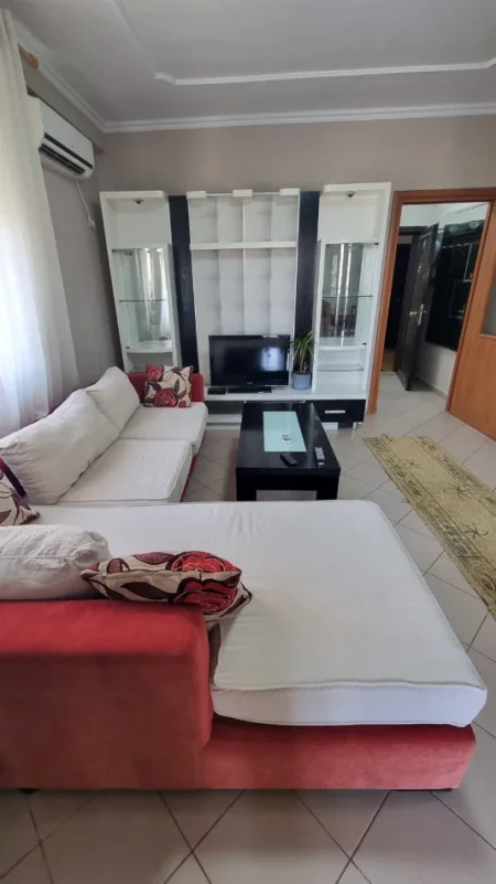 Jepet me Qera Apartament 1+1 tek Rruga e Durresit